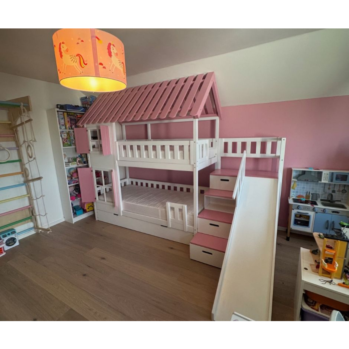 Sicheres Kinder-Etagenbett mit Treppe und Rutsche in Graz, Österreich